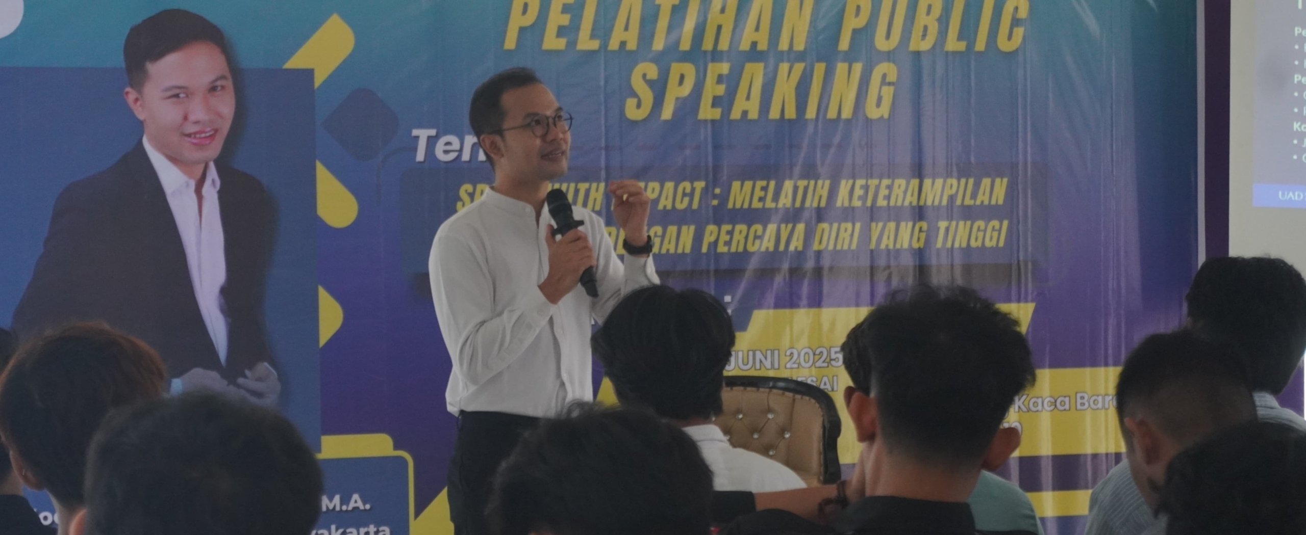 TINGKATKAN KEMAMPUAN KOMUNIKASI MAHASISWA, HIMAKOM UAD ADAKAN PELATIHAN PUBLIC SPEAKING